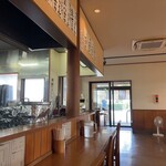 粉家 - カウンター席から見る入り口。