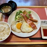 ロイヤルホスト - フライドエッグ定食　748円