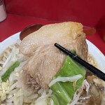 ラーメン二郎 - 豚1個目。脂身付きの拳豚。