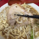 ラーメン二郎 - 豚2個目。こちらはスライスされたバラ豚。胡椒かけて食べた！