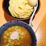 六厘舎 - 味玉つけ麺 並 950円
      
      店をグルッと回る待ち列、11:45でにゅうてんまで約30分待ちでした。30人ぐらいは待っていたと思いますが、いつもながら回転早いです。
      
      ベルリンマラソンからの帰り、ベルリンでも3回ラーメン食べたけど、やはり美味しいつけ麺が食べたくて...
      
      豚骨魚介のＷスープはいつも通りの濃すぎず薄すぎず、麺はつやつやの太麺、この噛みごこちと喉越しの良さがいいんですよね。
      
      並でも十