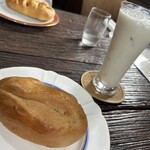 ティールーム エマオ - 料理写真:ホワイトチョコパン＆バナナジュース