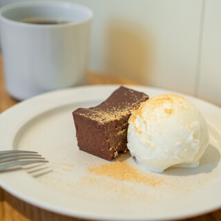 JÉRÔME KISSA CAFÉ_1