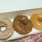 クリスピー・クリーム・ドーナツ - 料理写真:また？箱を落としてしまったのでキャラメル アーモンド クランチのチョコがハゲてしまいました・・・(T_T)