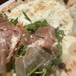 街のピザ屋さん - クアトロフォルマジョと生ハムとルッコラ