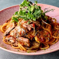 秋刀魚と秋茄子のトマトソース キタッラ