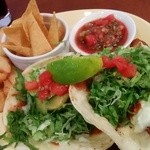 アボガドタコスとフィッシュタコス