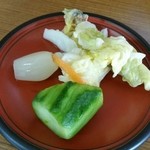 としちゃん食堂 - 漬物は7～８種類カウンターに置いてあり取り放題！