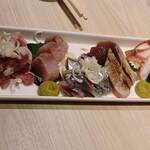 イザカヤ トモ - 