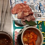 焼肉すだく家族亭 - タン盛り合わせ、キムチ盛り合わせ