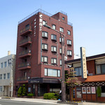 くさの  - 外観写真:レンガ風の壁のホテル・くさのイン北上隣が当レストランです！