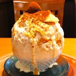 京氷菓 つらら - 白いクリームがたっぷりかかっていて、栗の実、パイ生地が添えられ、たっぷりのカカオパウダーがかけられている～!!( ^o^)ﾉ