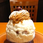 京氷菓 つらら - 氷に白いシロップがたっぷりかけられ、上にモンブランクリーム、粉糖、栗の渋皮煮が添えられている～!! また氷の間からは、細かくカットされた栗が見えている～!!( ^o^)ﾉ