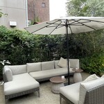 花重谷中茶屋 - 奥庭にあるソファ席はリゾート気分