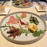エノテカピッツェリア 神楽坂スタジオーネ - 前菜の盛り合わせ(サーモンミキュイ/ムール貝の香草焼き/カボチャオムレツ/きのこのマリネ/プロシュート/ポークロースト低音調理)