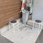 ラーメン二郎 - ウェイティングスペースに椅子が♪