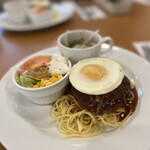 ジョイフル - 料理写真:5種チーズインハンバーグの鉄板ボロネーゼ　ほか