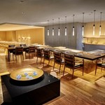 Juu Ni Sou - 席料理のテーブル席に加え、白と黒の対比が斬新な寿司カウンターと大小３つの鉄板焼きカウンターを展開