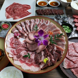 天壇の王道を味わう銀座店、エンターテインメント焼肉の大門店