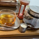 フクナガ901 - 紅茶はポットで提供されます