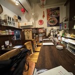 麺線屋formosa - ハイカウンターとテーブル2席のコンパクトなお店｡