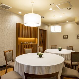 【個室完備】非日常空間溢れる、広々とした店内