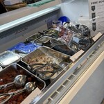 POKE&DELI TSUKASA - 広いお店でスタンドイートインあり