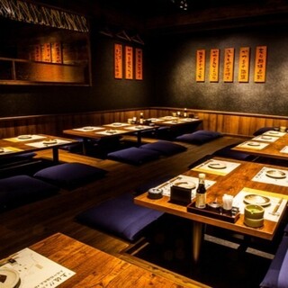 テーブル席、掘りごたつ席、カウンター席