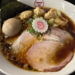 横浜中華そば 維新商店 本店 - 濃そうな見た目