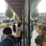 DACOMECCA - 6:50 開店前の列。開店の7:00までに後ろに6〜7名追加。