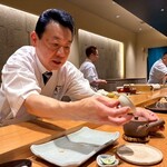 寿司割烹 魚紋 - 大将自ら、松茸土瓶蒸しを注いでくれました。