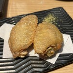 船橋洋品店 - 手羽一夜干し 素揚げ／熱々パリパリちょうど良い塩味で、添えてある山椒を付けて食べるとさらに美味