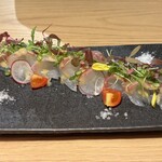 船橋洋品店 - 旬のお魚カルパッチョ　生カラスミのソース／醤油ではなく塩でいただきます。席に調味料の設置なし。