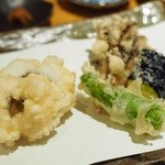 石臼挽き手打 蕎楽亭 - 左がハモの天ぷら。梅肉をつけていただきます。美味しかった。