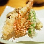 石臼挽き手打 蕎楽亭 - 海老の天ぷら。身と脚とがそれぞれ揚げてあります。
