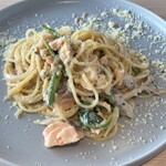 24/7 cafe apartment - サーモンと舞茸のクリームパスタ