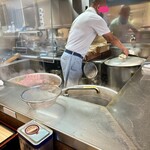 寿々喜家 - 営業時間中はずっと炊いています