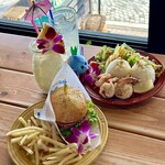 MAHALO 江ノ島店 - ハンバーガーとガーリックシュリンププレートを注文