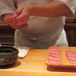 鮨 さかい - 個体のポテンシャルを引き出すために、都度違う手仕事を