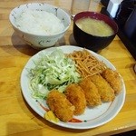 Izakaya Okina - カキフライ（ランチ690円）。カキは小ぶりなものですが、ジューシーに揚げられていて美味しいです。大根の味噌汁にひそかに白子のようなものが入っていたりして、さすがは居酒屋･･深い味わいに驚きました。