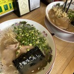とんこつラーメン よねろうもん - 右がラーメン左が木曜ラーメン