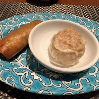 華都飯店 OsakaMetro本町ビル店 - 春巻きと干し貝柱入り焼売