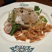 華都飯店 OsakaMetro本町ビル店 - ランチの華都コース　4000円　鯛の刺身のサラダ