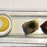 サン・ル・スー - アミューズ、は右から鴨の砂肝の燻製、鯛のマリネきゅうりのせ、かぼちゃのムース。手がこんでます。