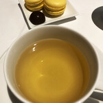 サン・ル・スー - ハーブティ BORABORA は南国フルーツの香り。奥に見えるのはなんとパティシエさんによるマンゴーのマカロン、ハイカカオのオレンジショコラなのですよ〜♫