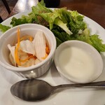 カフェーヌ - サラダ、ザワークラウト、ヨーグルト