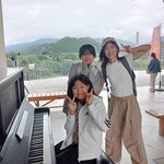 かたしな屋 - お店の外はテラスになっていて、美しい景色。足湯もあるよ。ピアノも置いてあります。