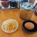 徳島ラーメン 麺王 - 料理写真:モヤシナムルと生たまご