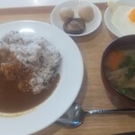 トーコーキッチン - カレーライス 副菜 豚汁 目玉焼き