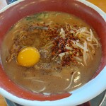 徳島ラーメン 麺王 - ナムルとたまごを投入